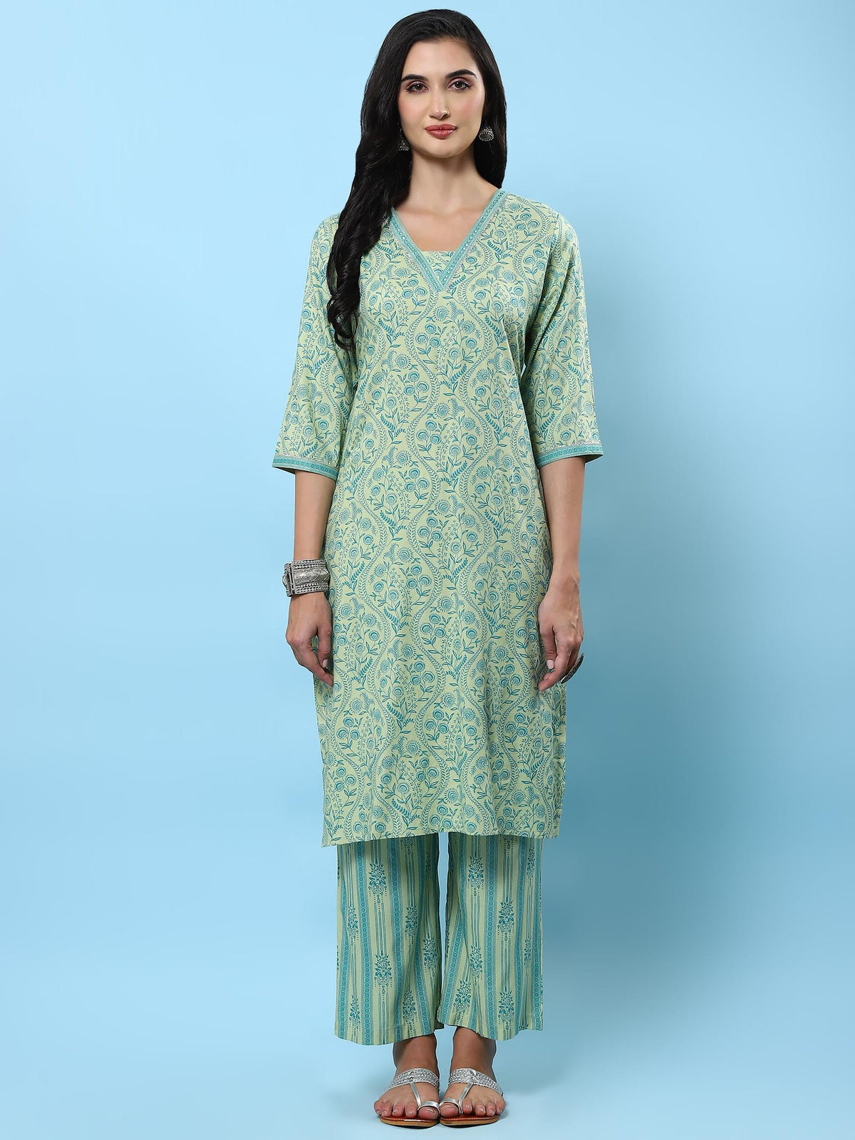 Women Green Floral Printed Kurta With Comfort Pant.