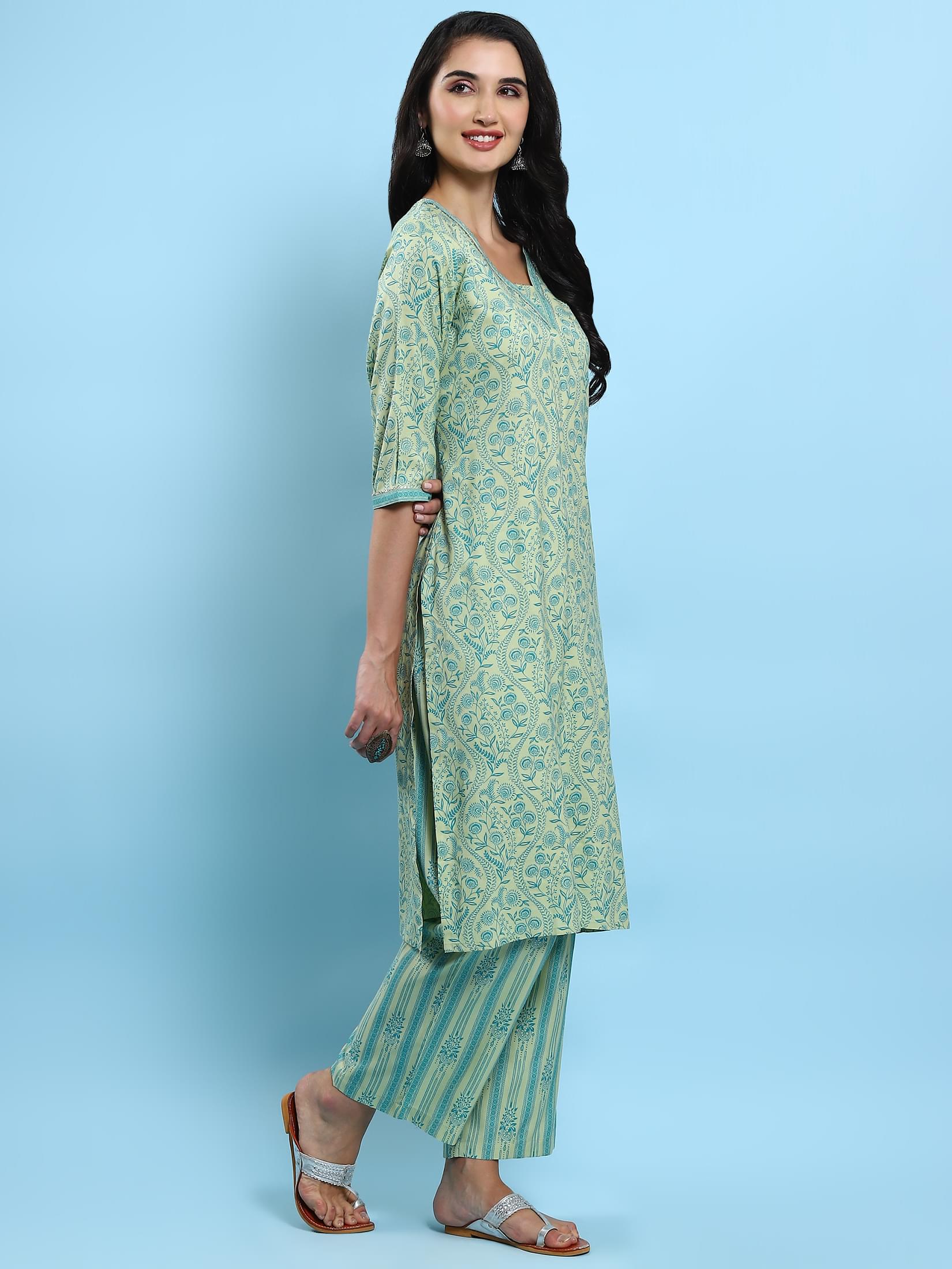 Women Green Floral Printed Kurta With Comfort Pant.
