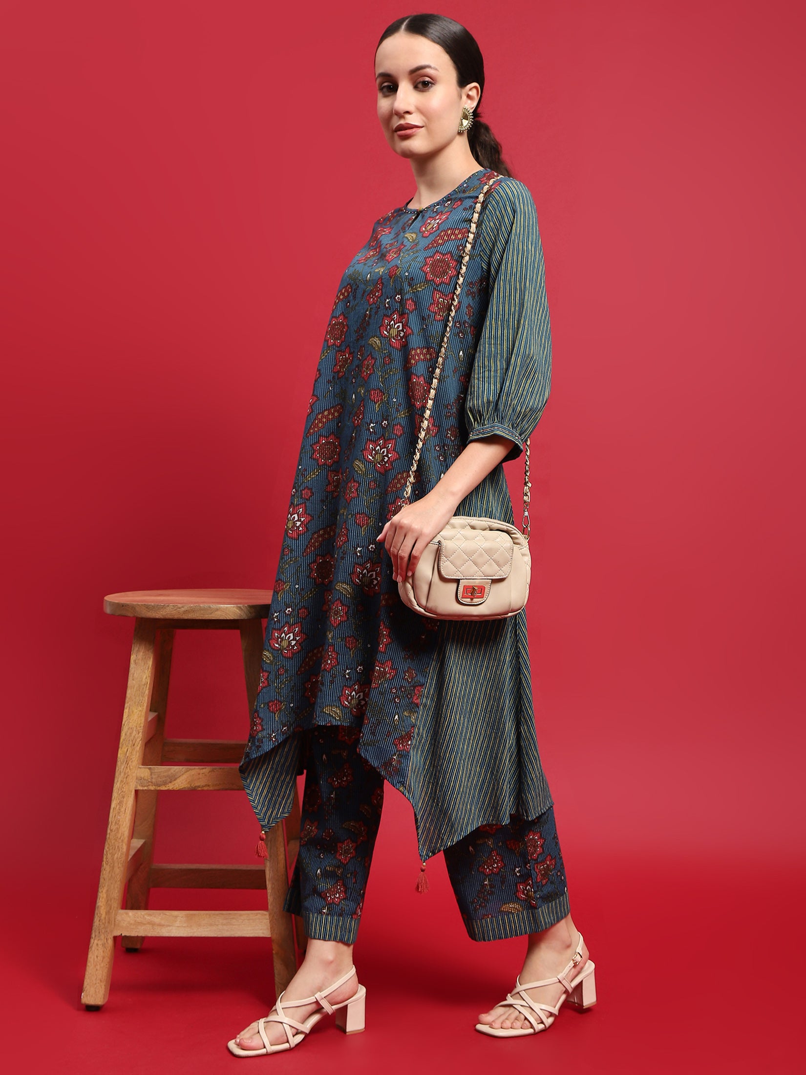 Women Cotton Blue Floral Print Kurta With Comfort Pant