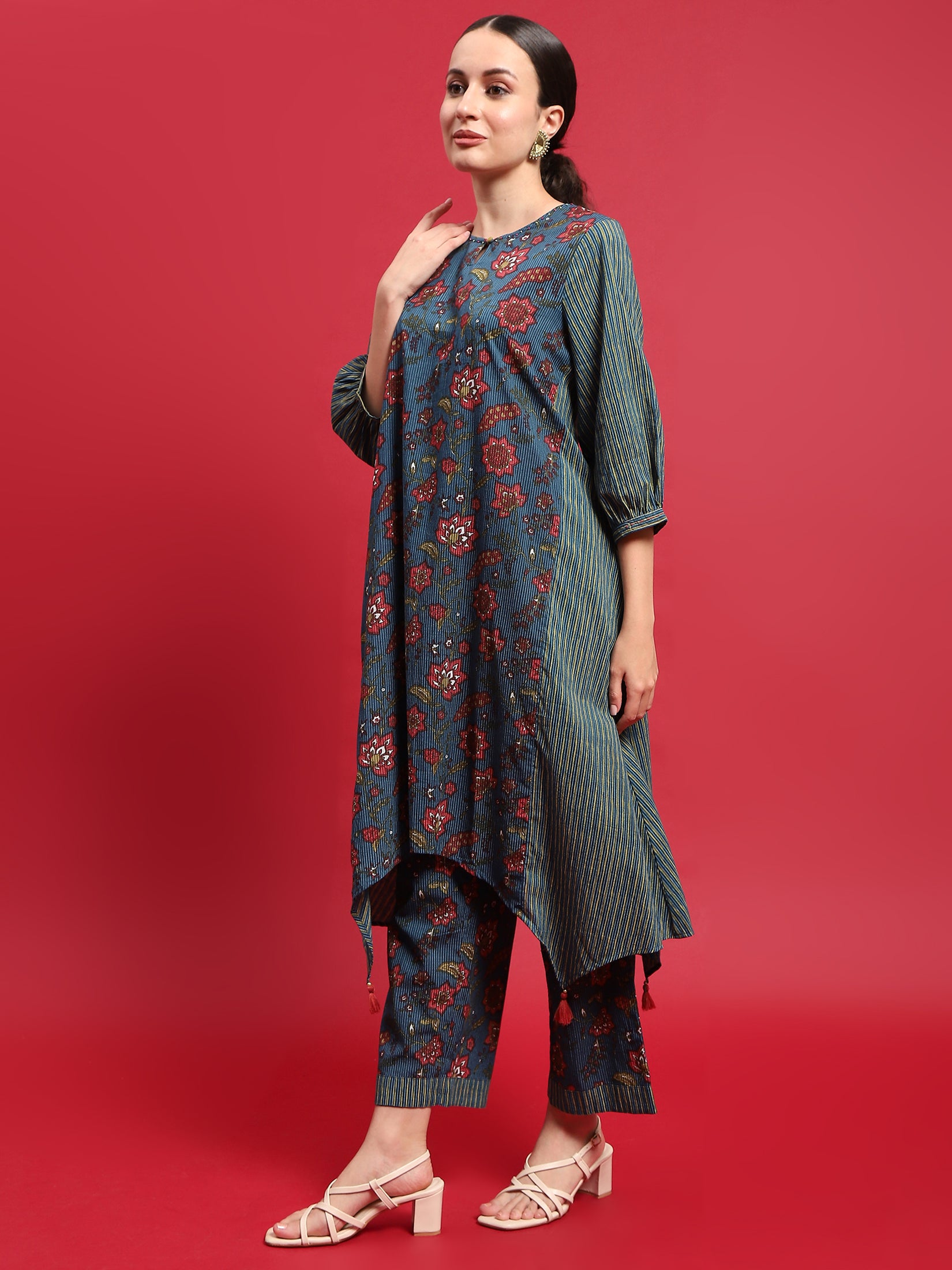 Women Cotton Blue Floral Print Kurta With Comfort Pant