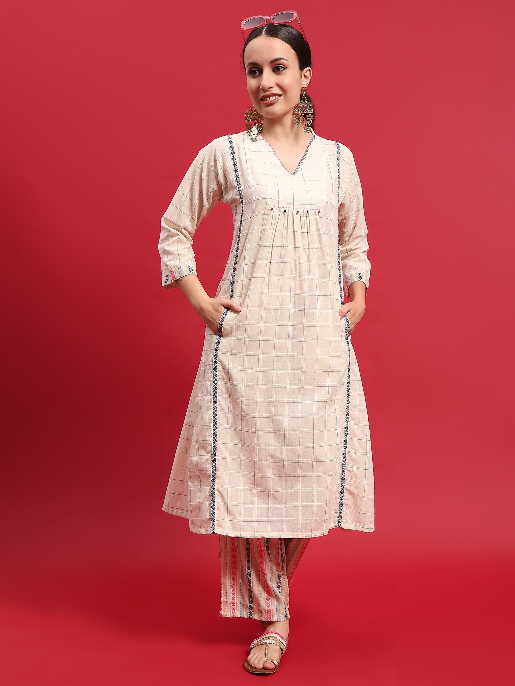 Women Cotton Off White Yarn Dyed Kurta With Comfort Pant