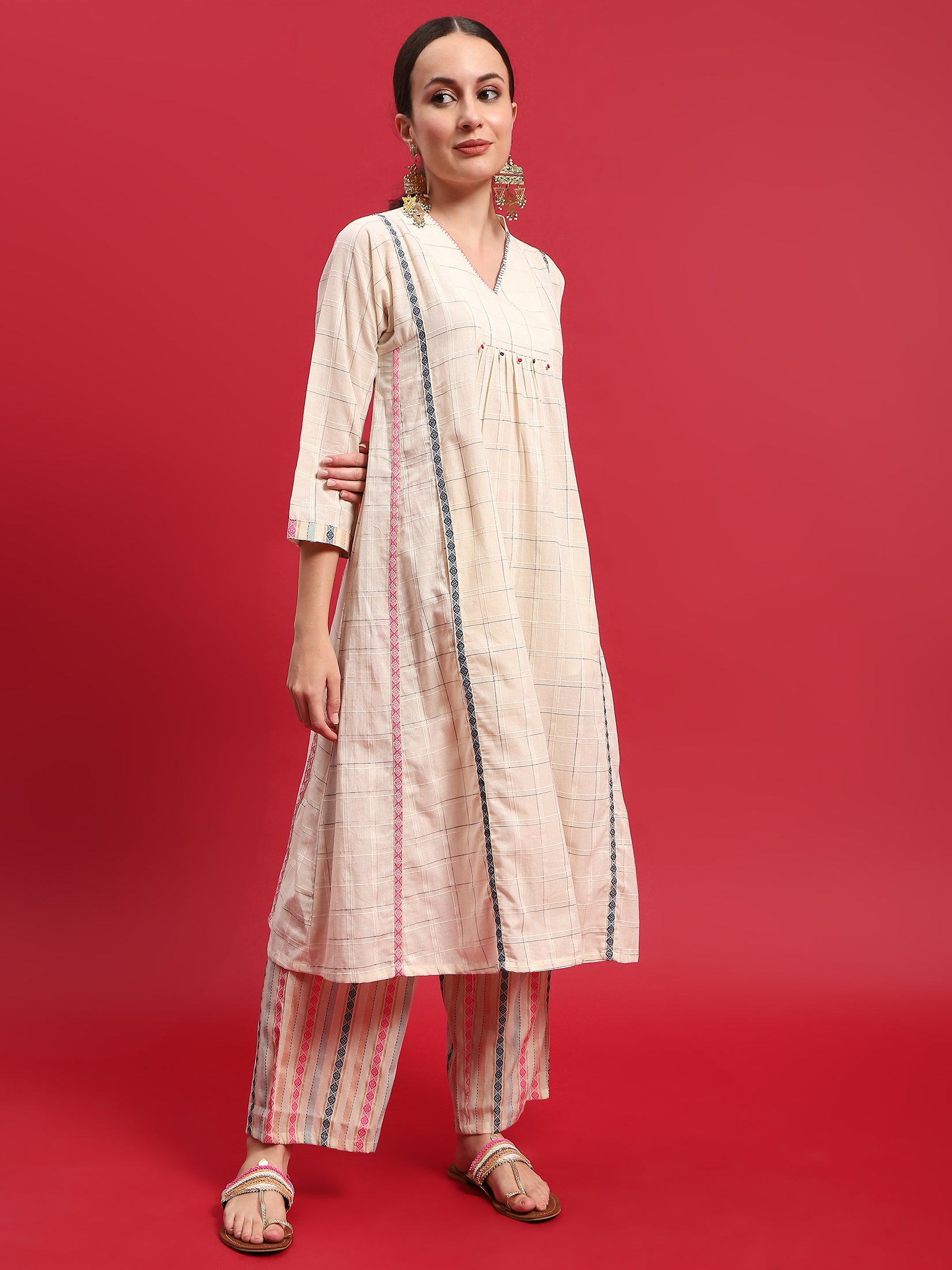 Women Cotton Off White Yarn Dyed Kurta With Comfort Pant