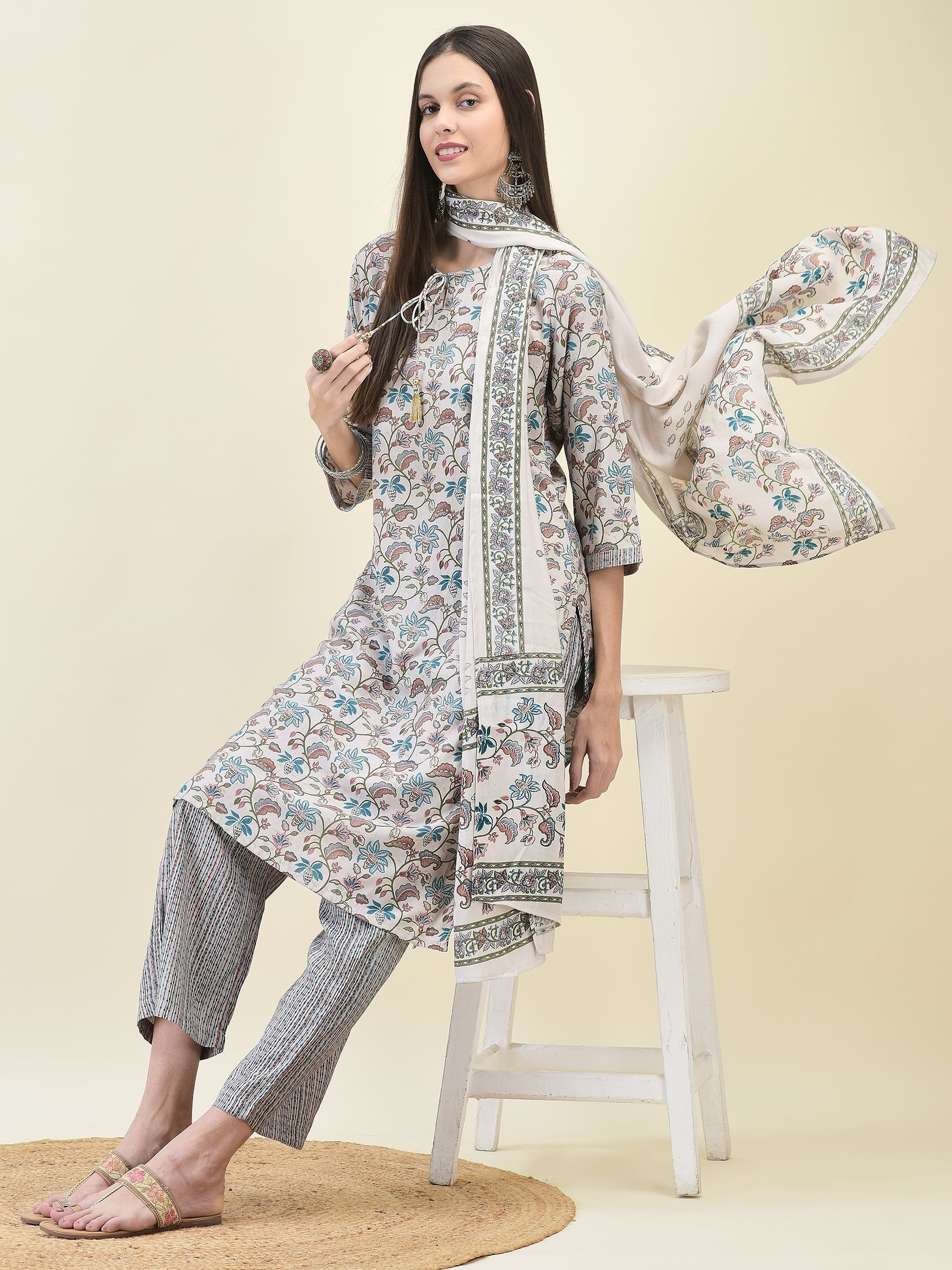 Women Muslin Blue Floral Print Kurta With Comfort Pant