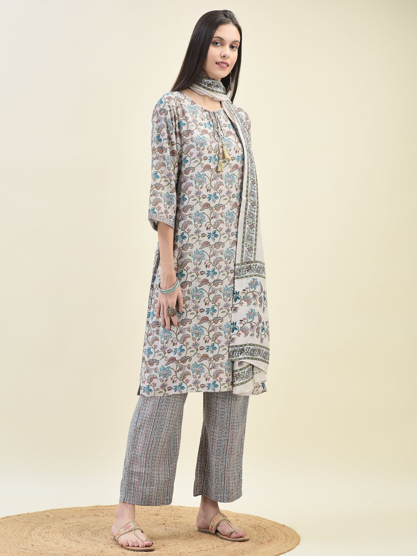 Women Muslin Blue Floral Print Kurta With Comfort Pant