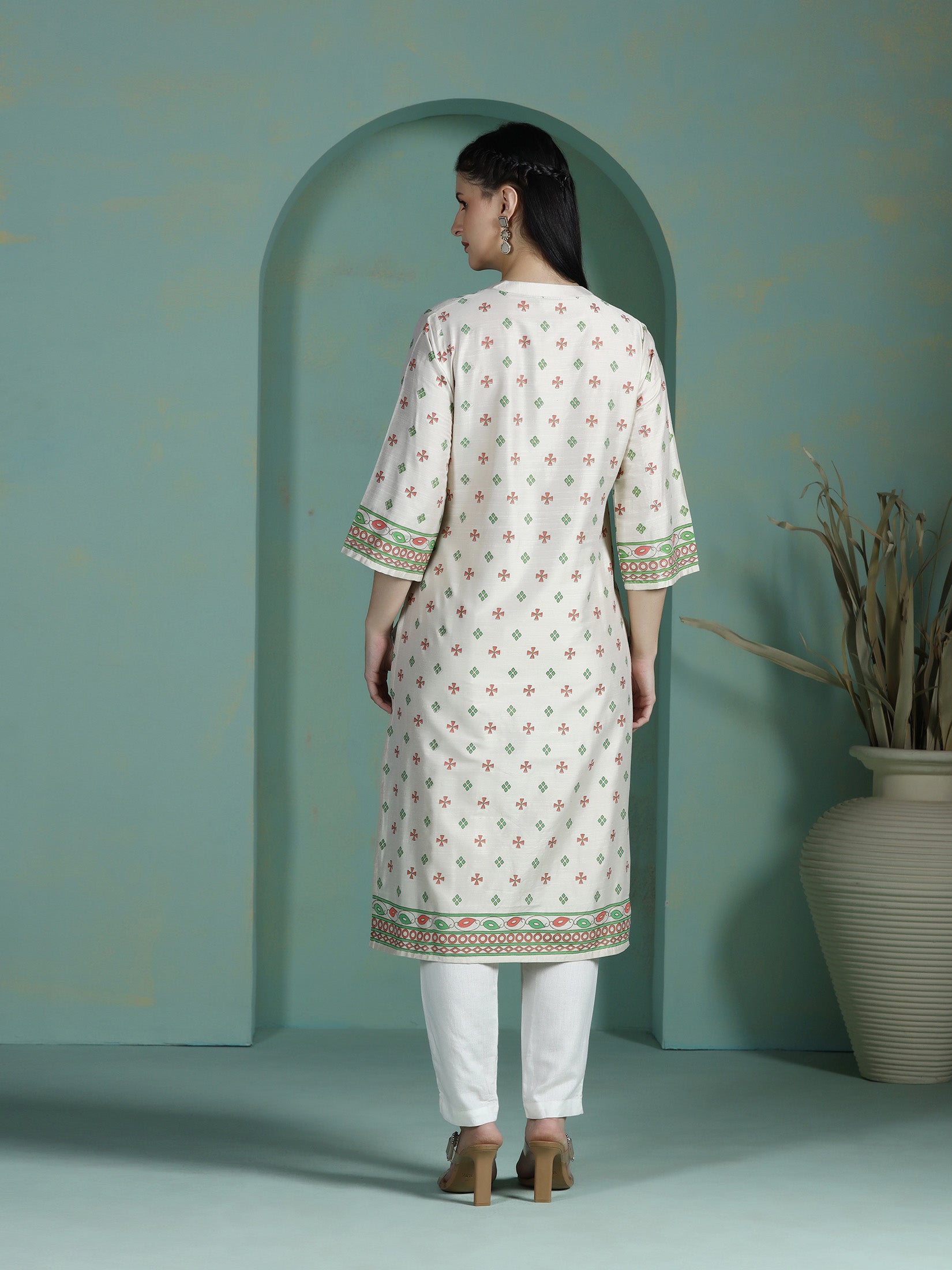 Women Liva Cream Placement Print Kurta
