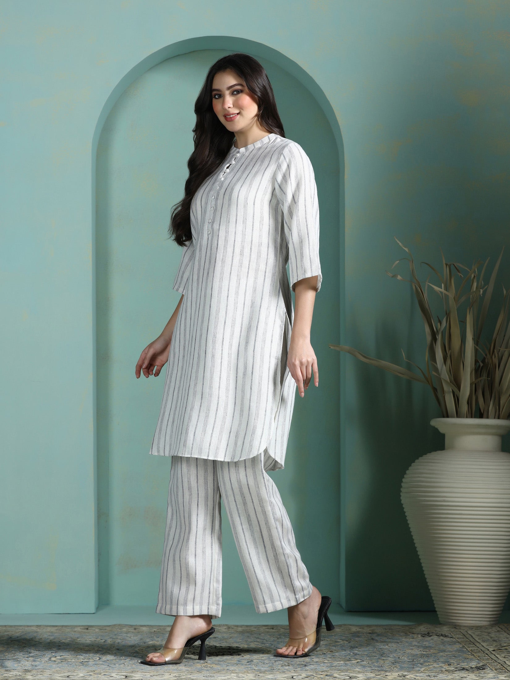 Women Linen Off White Yarn Dyed Kurta With Comfort Pant