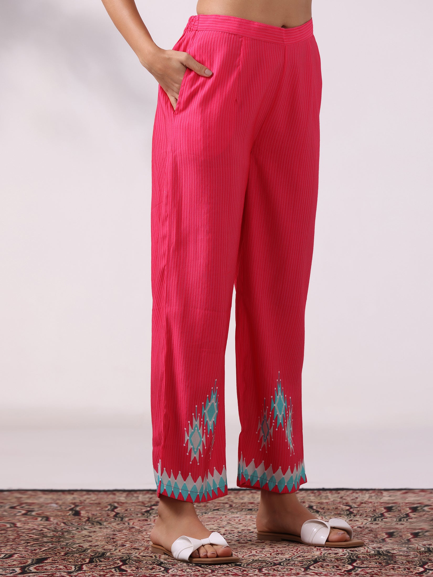 Women Viscose Pink Geometric Print Kurta With Comfort Pant