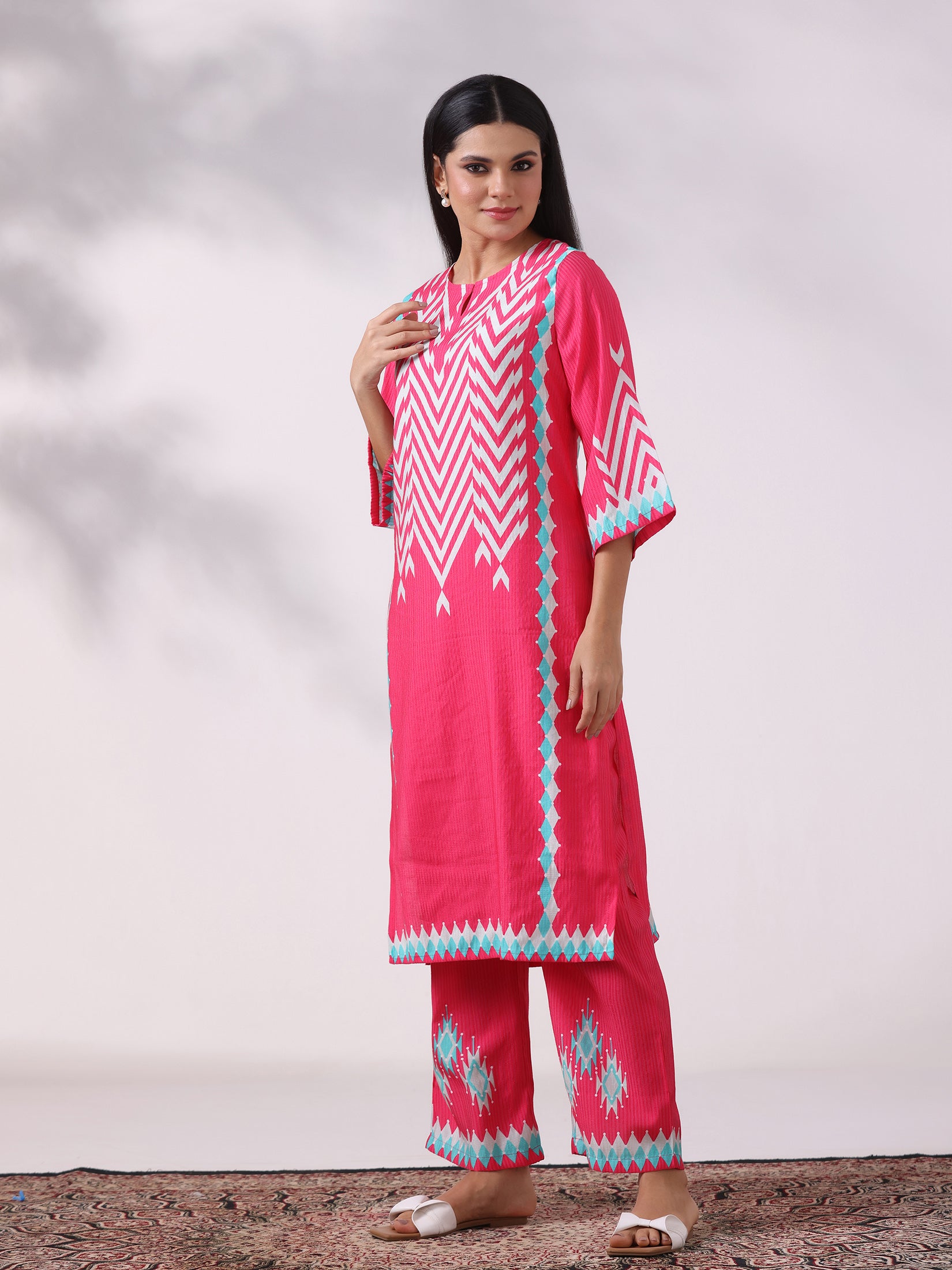 Women Viscose Pink Geometric Print Kurta With Comfort Pant